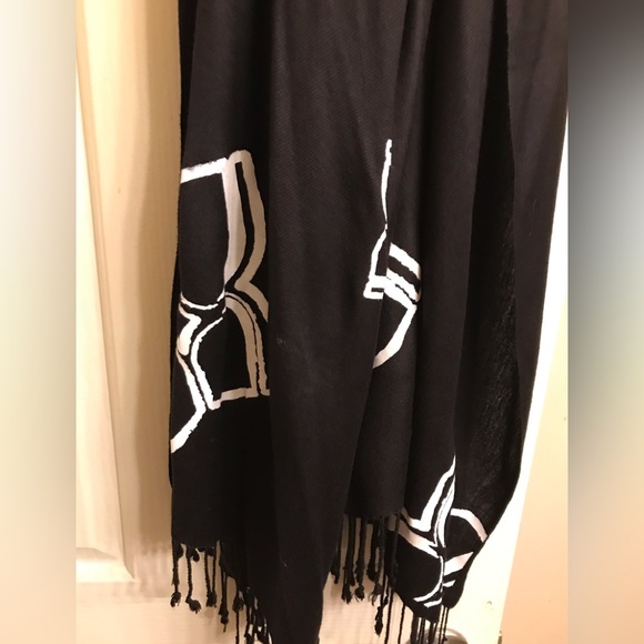BCBGMAXAZRIA HUGE Wrap/ Scarf with Logo Details and Fringe. EUC. - Picture 4 of 6